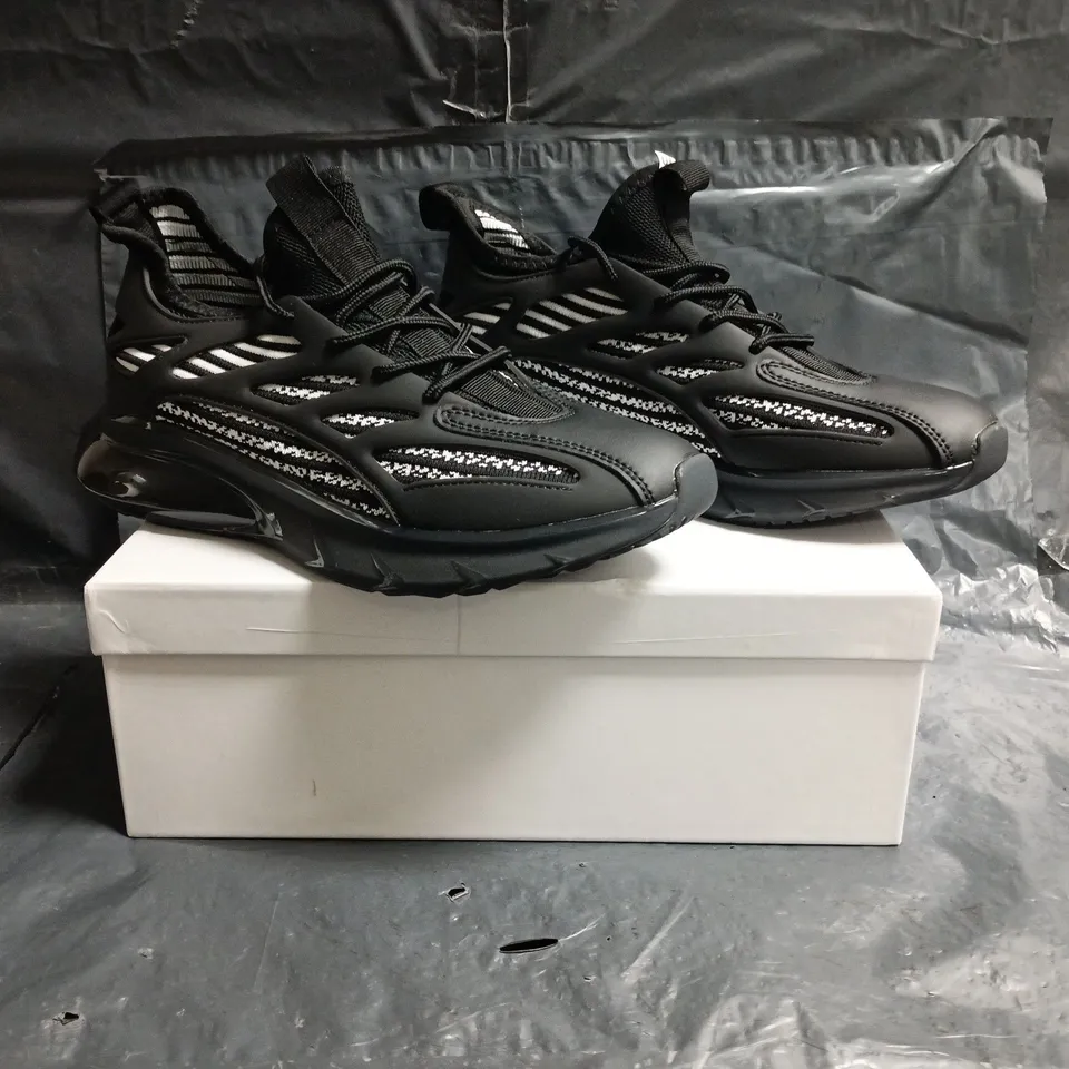 BOXED PAIR OF CONZURI VEXOR TRAINERS IN BLACK/WHITE SIZE 10
