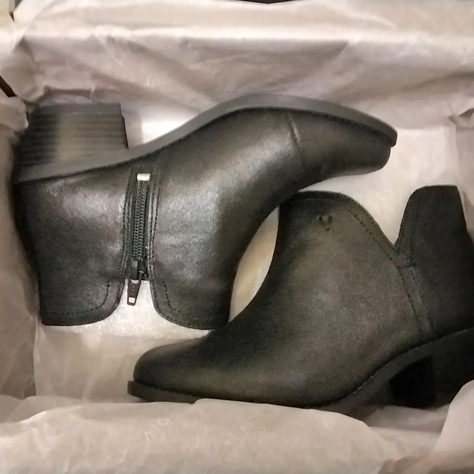 3 VIONIC SHOE BOXES CONTAINING FELICITY LIV METALLIC ANKLE BOOTS BLACK SIZE 3