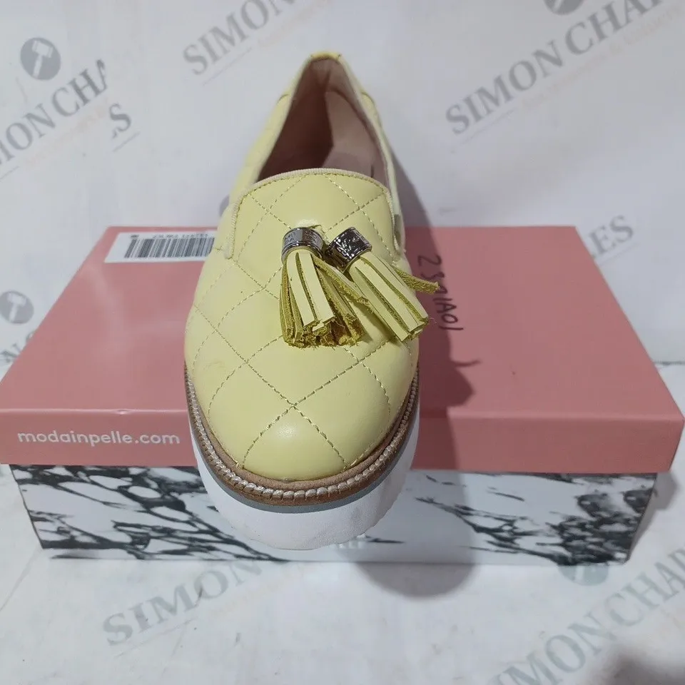 BOXED PAIR OF MODA IN PELLE ETEENA QUILTED LEATHER LOAFERS IN YELLOW SIZE 7