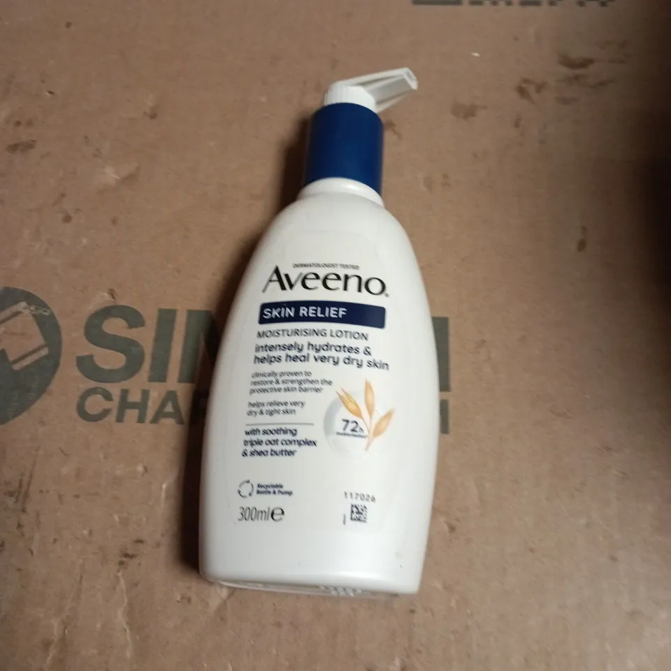 APPROXIMATELY 20 ASSORTED COSMETIC ITEMS INCLUDING L'OREAL SHAMPOO , REDKEN THERMAL SPRAY AND AVEENO MOISTURING LOTION 
