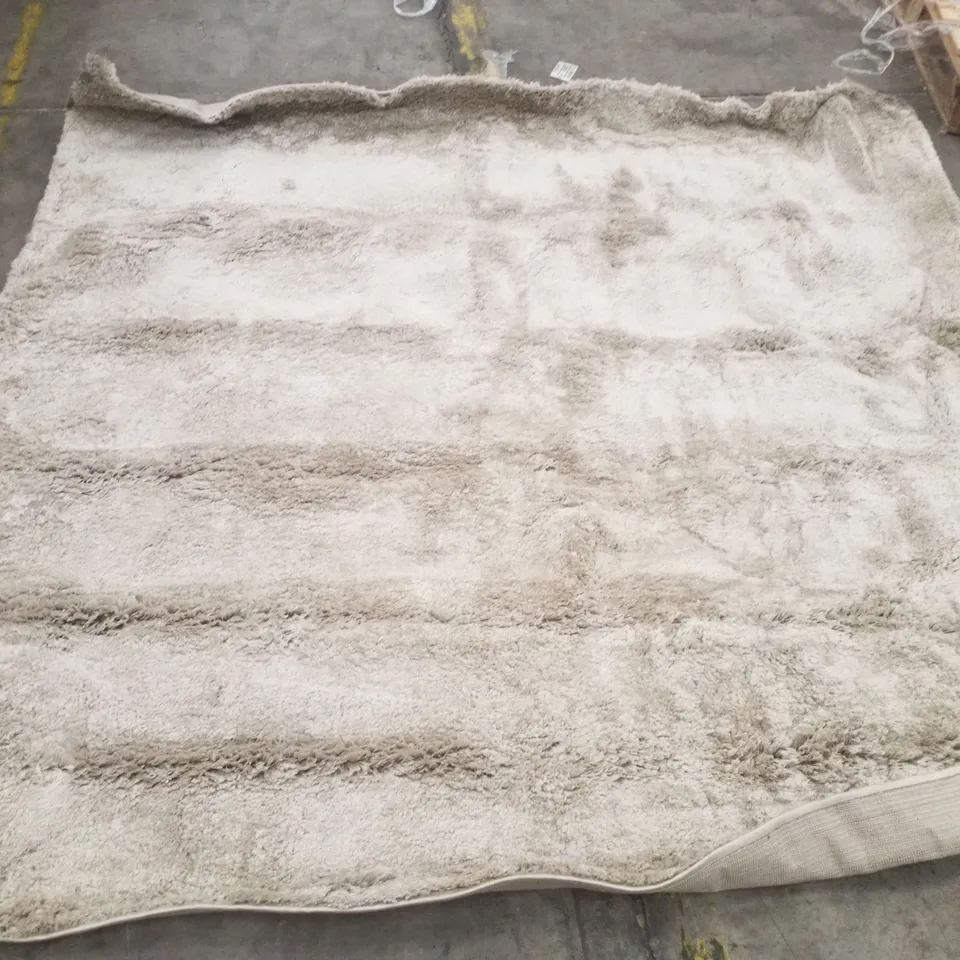 QUALITY DESIGNER AREA RUG - APPROXIMATELY  200x200cm