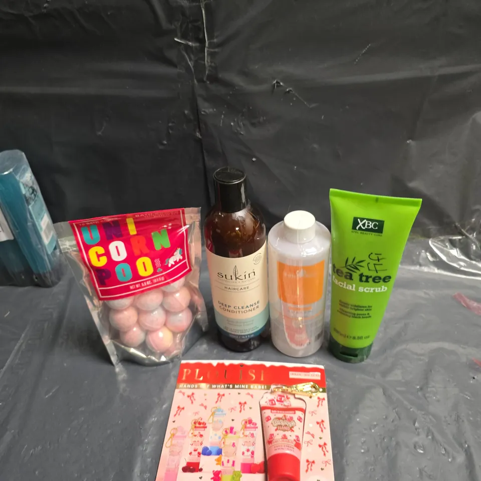 APPROXIMATEY 20 ASSORTED HEALTH AND BEAUTY PRODUCTS TO INCLUDE - UNICORN POO BATH BOMBS - SUKIN CONDITIONER AND PLOUISE HAND CREAM
