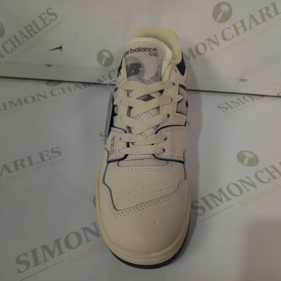 BOXED PAIR OF NEW BALANCE 550 TRAINERS IN CREAM UK SIZE 6.5