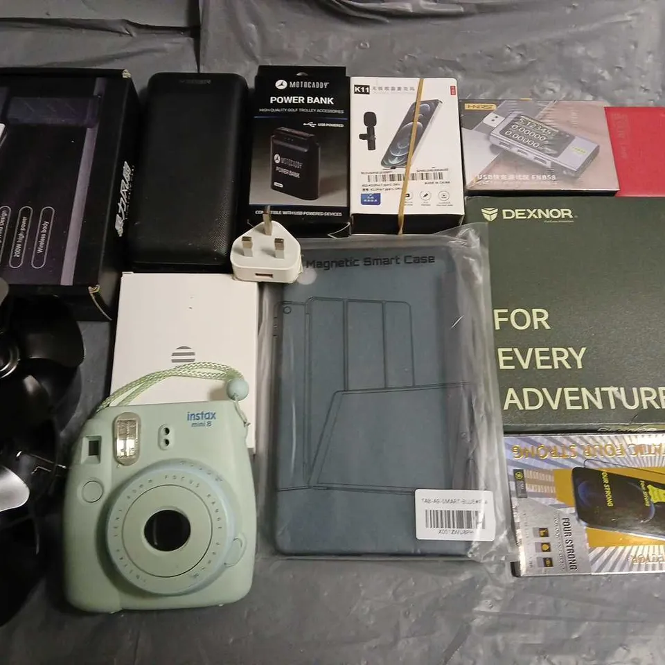 LOT OF APPROXIMATELY 15 ASSORTED ITEMS TO INCLUDE POWERBANKS, HANDHELD FAN AND SMART CASE