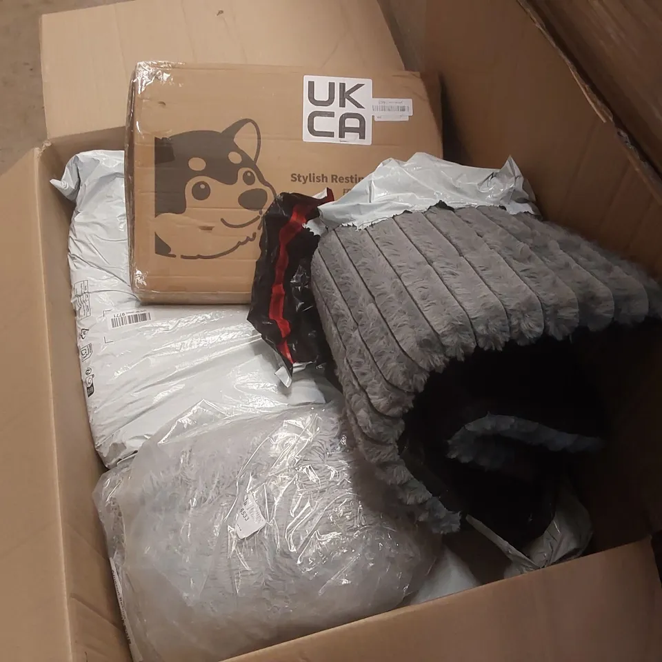 PALLET CONTAINING A VERY LARGE QUANTITY OF ASSORTED PET PRODUCTS