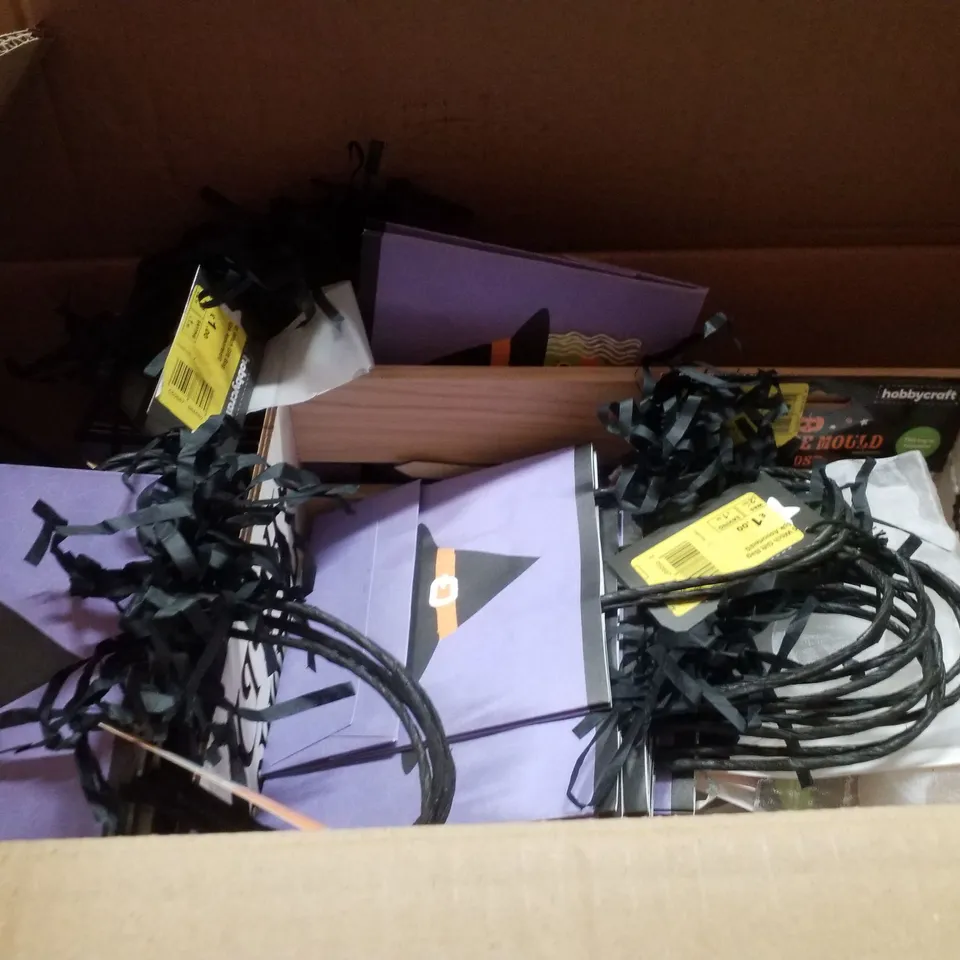 PALLET CONTAINING ASSORTED HALLOWEEN DECORATIONS & PRODUCTS INCLUDING PLUSH PUMPKINS, PAPER BAGS & SILICONE HALLOWEEN MOULDS