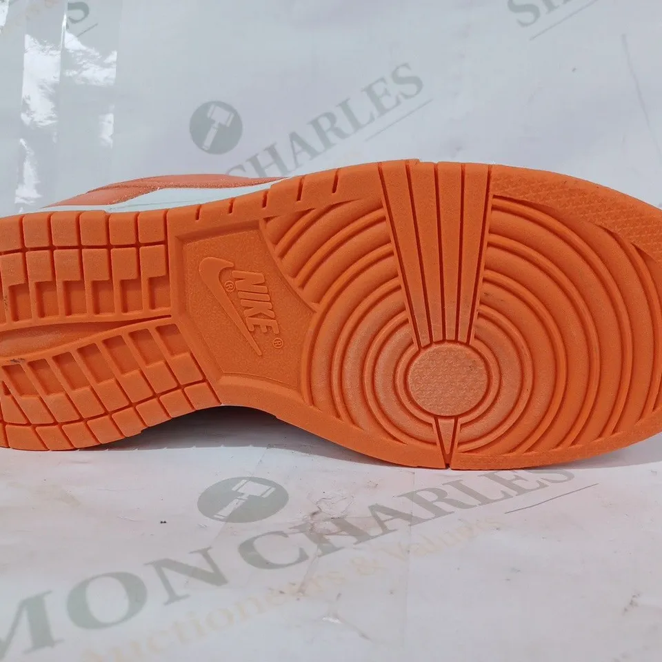 BOXED PAIR OF NIKE TRAINERS IN ORANGE/WHITE UK SIZE 4.5
