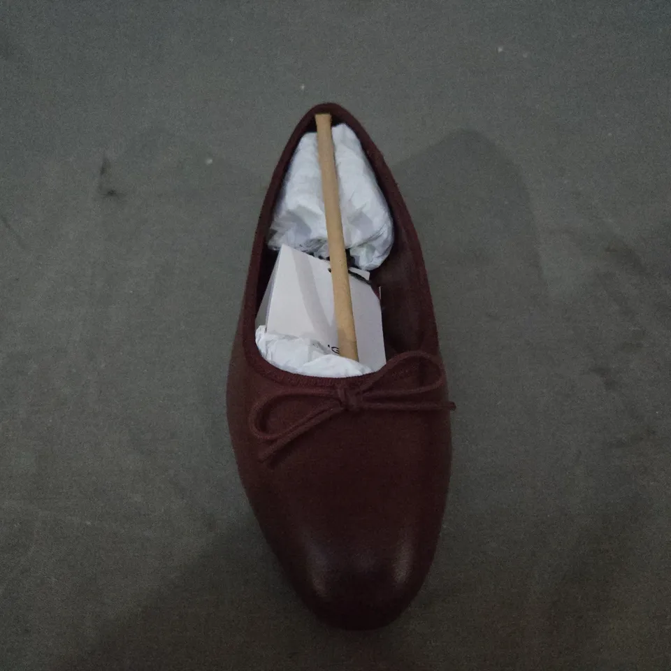 BOXED PAIR OF MNG WOMEN'S SLIP-ON SHOES IN BURGUNDY UK SIZE 4