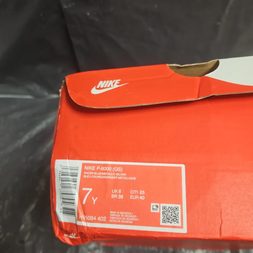 NIKE P-6000 GS YOUTH TRAINERS – UK 6 (EU 40 / BR 38), RACER BLUE/METALLIC SILVER