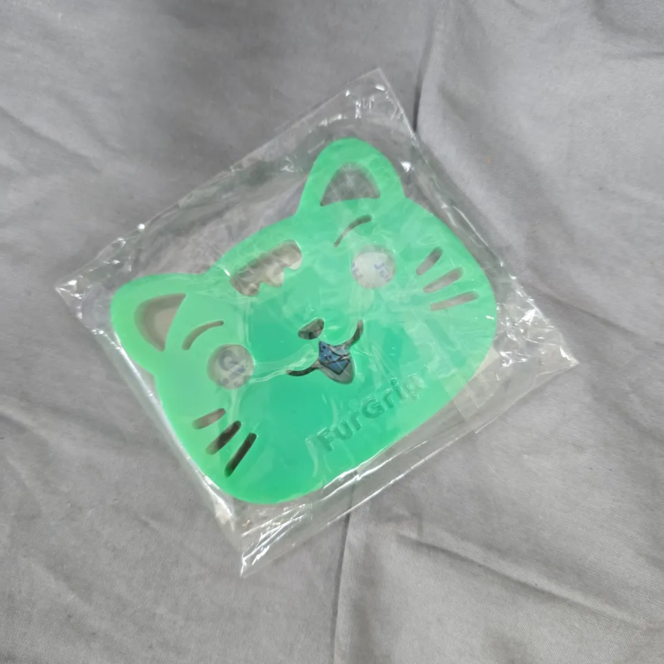 APPROXIMATELY 70 FURGRIP LAUNDRY PET HAIR REMOVERS - SMALL - CAT