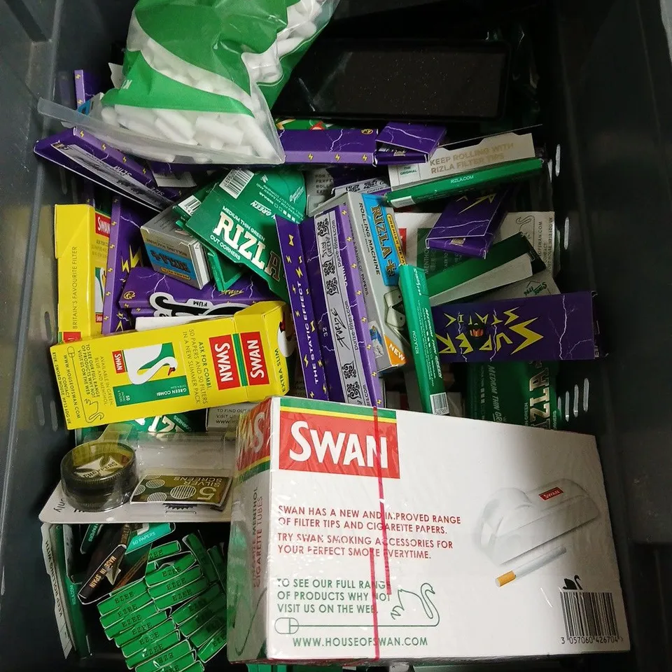 TOTE OF APPROX 20 ASSORTED SMOKING ACCESSORIES TO INCLUDE - ROLLING PAPERS - ASHTRAY - FILTERS - ETC - COLLECTION ONLY