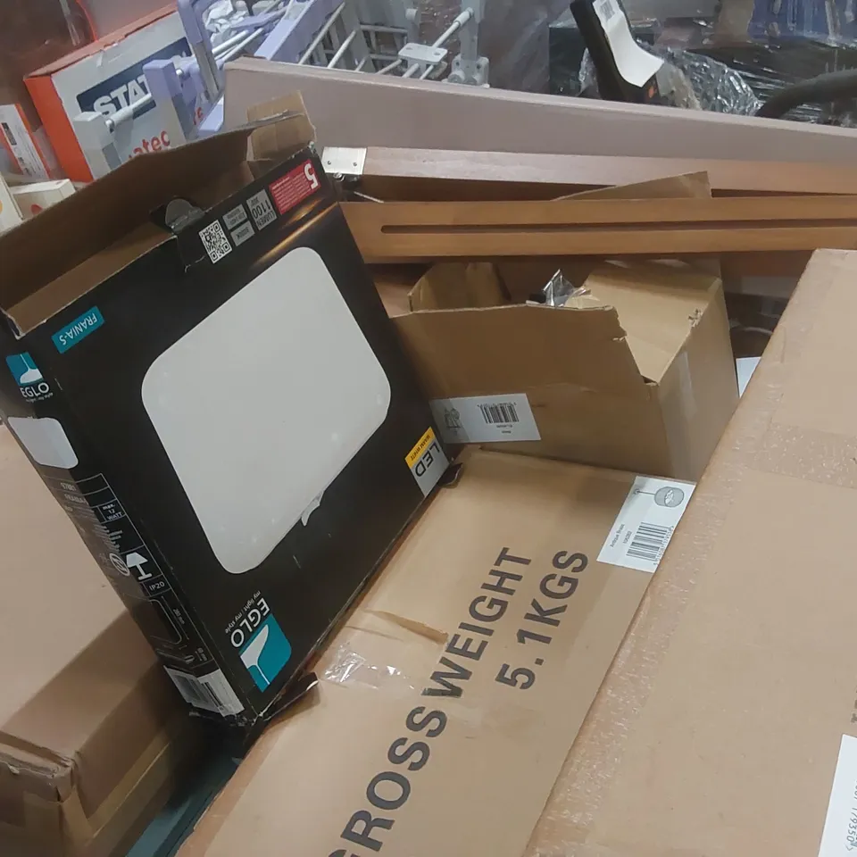 PALLET CONTAINING A LARGE QUANTITY OF ASSORTED LIGHTING PRODUCTS