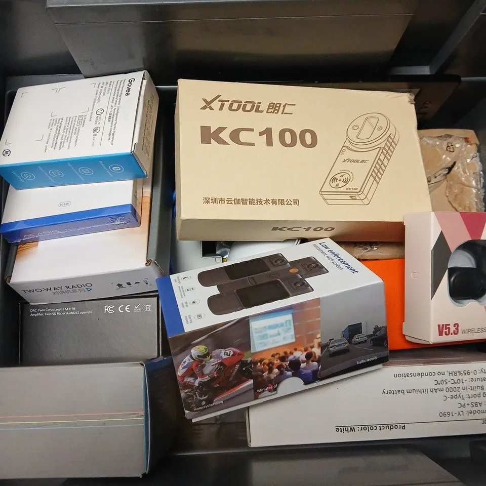 APPROXIMATELY 12 ASSORTED ELECTRICAL ITEMS TO INCLUDE WEBCAM, AIR CONDUCTION EARBUDS, DOCKING STATION FOR PHONES, ETC