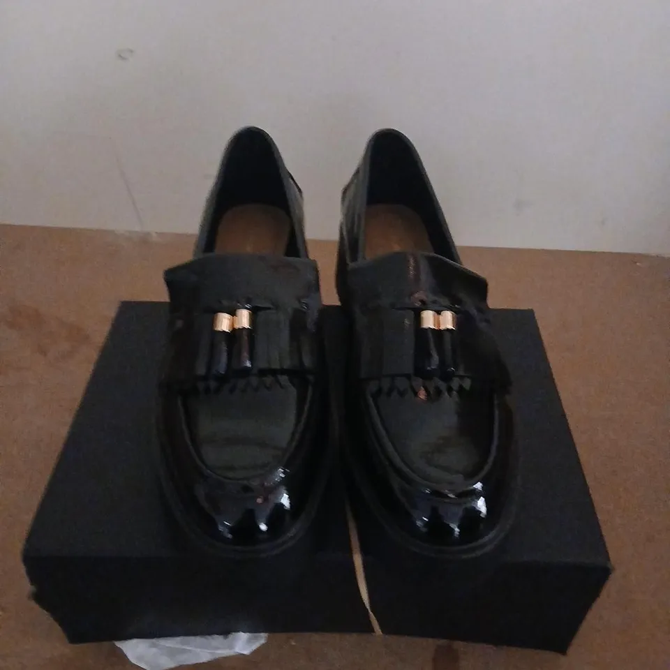 KURT GEIGER MAISIE BLACK PATENT PU LOAFERS, UK 8 (EU 41) – LADIES
