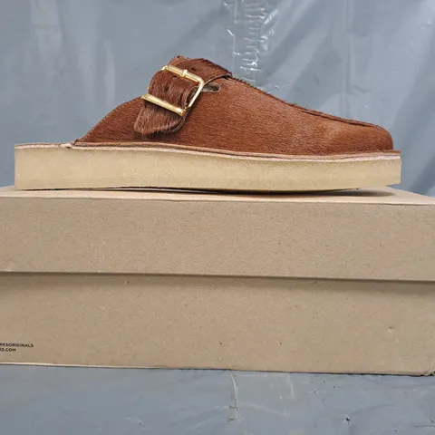 BOXED PAIR OF CLARKS ORIGINALS TREK MULES IN COLA SIZE UK 8