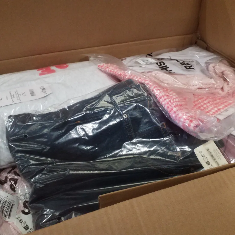 PALLET CONTAINING ASSORTED CLOTHING  INCLUDING SWEATPANTS, JORTS, EAR MUFFS & CROPPED PULLOVER