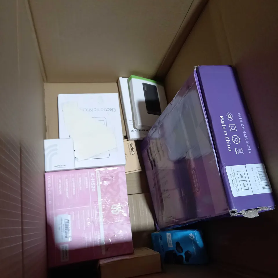 BOX OF APPROXIMATELY 10 ASSORTED ITEMS TO INCLUDE HEADPHONES, BOOK LIGHT, POWER BANK ETC