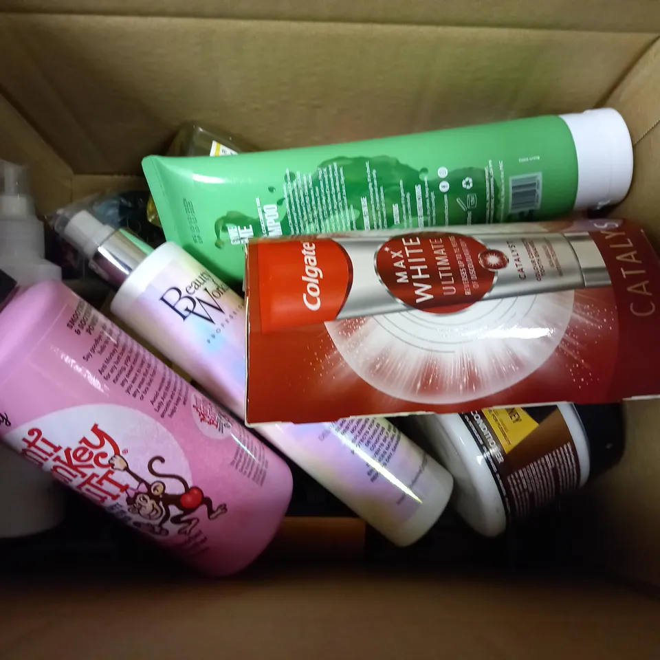BOX OF APPROXIMATELY 20 ASSORTED COSMETIC ITEMS TO INCLUDE COLGATE MAX WHITE CATALYST, GIVE ME SHAMPOO, LOREAL PARIS FIX&STYLE, BEAUTY WORKS MIRACLE SPRAY ETC