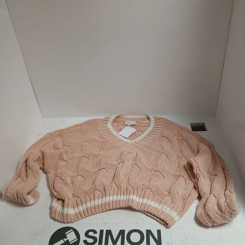 BOX OF APPROXIMATELY 30 ASSORTED CLOTHING ITEMS TO INCLUDE: APRICOT PINK KNIT JUMPER SIZE L