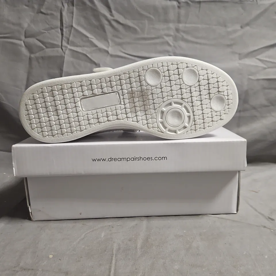 BOXED PAIR OF DREAM PAIRS SHOES IN WHITE/PRISMATIC PINK W. STARS SIZE UK 3 (US 4)