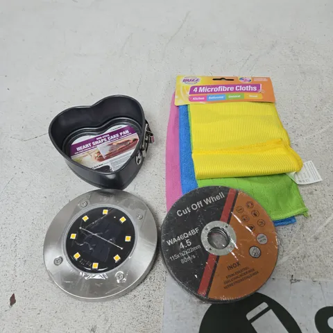 APPROXIMATELY 15 ASSORTED HOUSEHOLD PRODUCTS TO INCLUDE CAKE PAN, CLOTHS, LED LIGHT ETC