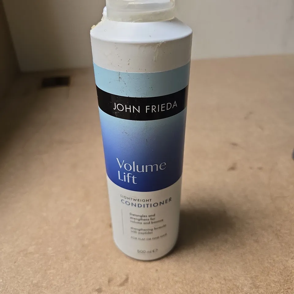 APPROXIMATELY 15 ASSORTED COSMETIC ITEMS INCLUDING SQUATCH COASTAL MIST SOAP , JOHN FRIEDA CONDITIONER AND COLGATE TOOTHPASTE