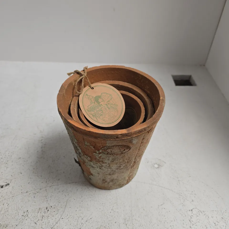 ROBERT & STEVENS POTTERS AGED TERRACOTTA GARDEN PLANT POTS WITH NATURAL MOSSES (AT01)