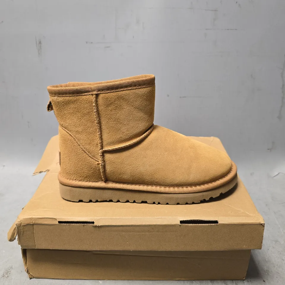 UGGS WOMENS DOKOTA BOOTS IN TAN  - SIZE UK 6 