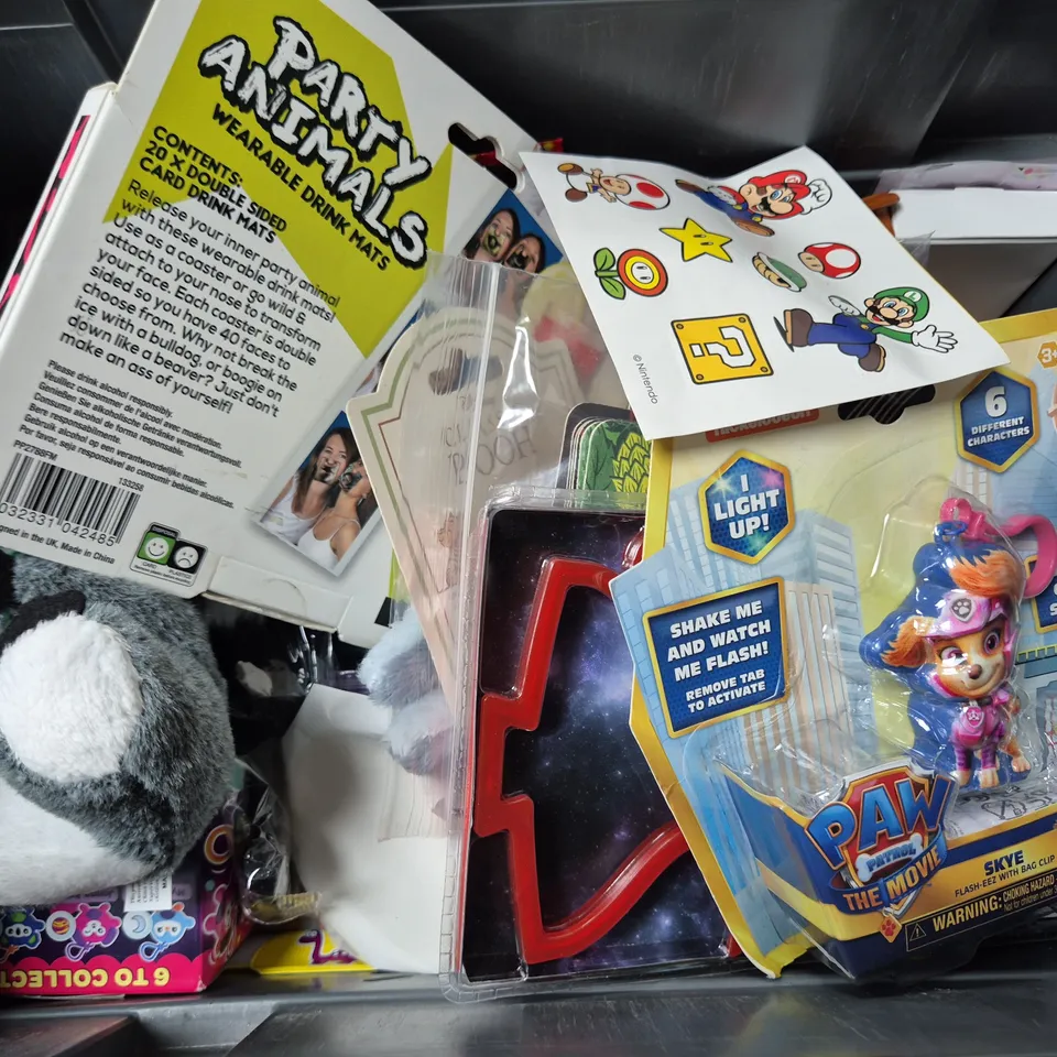 APPROXIMATELY 12 ASSORTED TOYS & GAMES TO INCLUDE UNO FLIP, PARTY ANIMALS WEARABLE DRINK MATS, COLLEGE WELLBEING CARDS, ETC