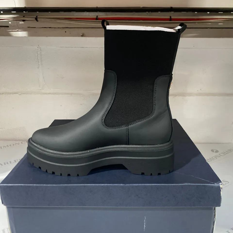 BOXED PAIR OF TOMMY HILFIGER BLACK BOOTS SIZE 6(39)