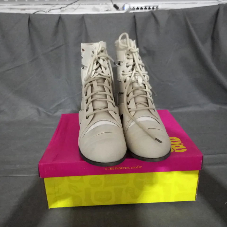 APPROXIMATELY 8 BOXED PAIR OF CHARLOTTE RUSSE SHOES TOSCA-124A IN VARIOUS SIZES TO INCLUDE SIZE 8 