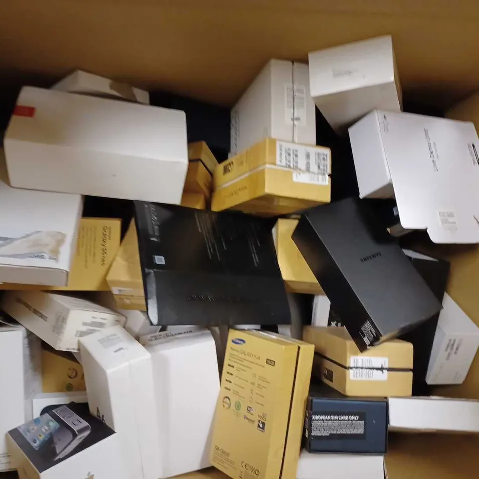 BOX OF APPROX 50 EMPTY PHONE BOXES TO INCLUDE SAMSUNG AND IPHONE