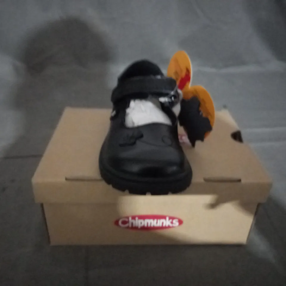 APPROXIMATELY 10 BOXED PAIR OF CHIPMUNKS KIDS PAIGE SHOES IN BLACK SIZE 7 