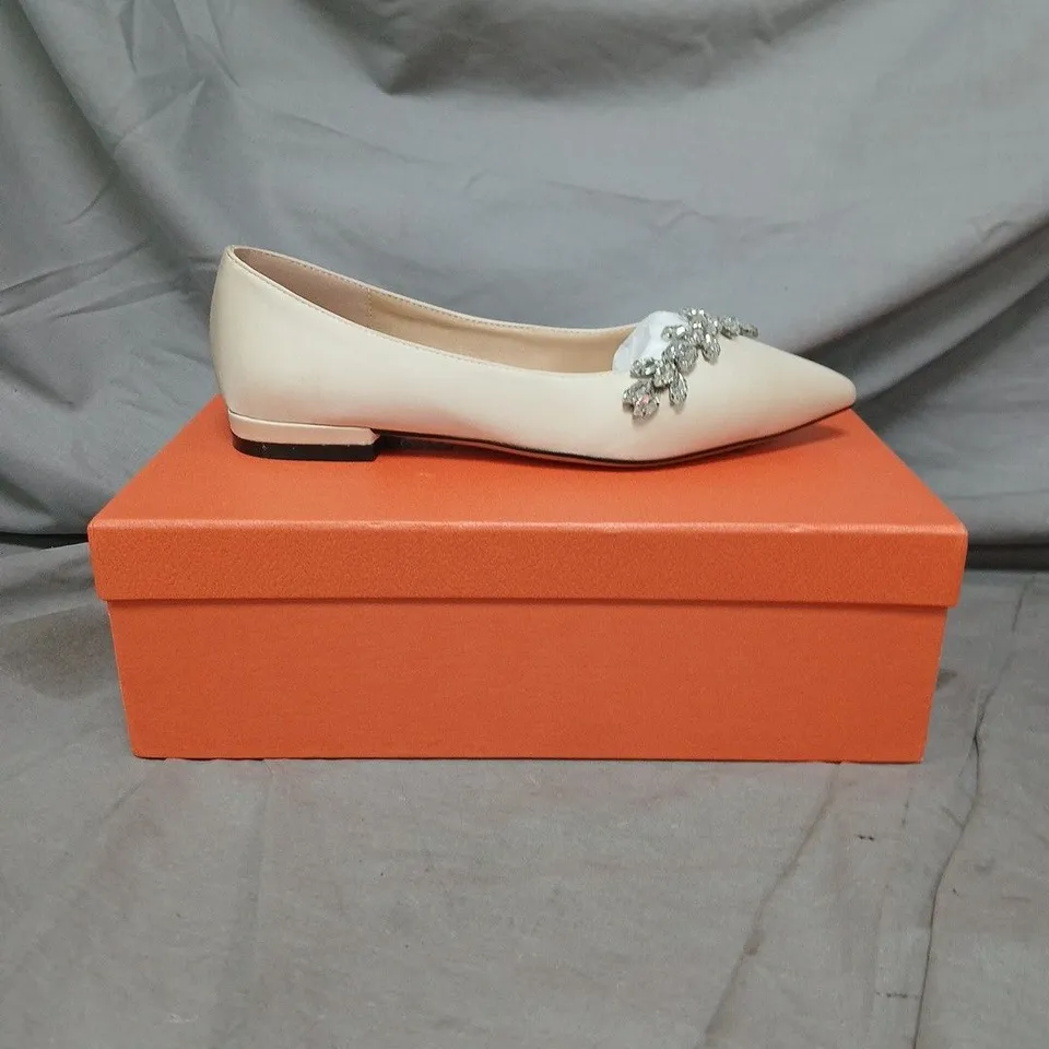 BOXED PAIR OF GRACE EVERY STEP COURT SHOES WITH JEWEL EFFECT DETAIL - CREAM - SIZE EU 35.5