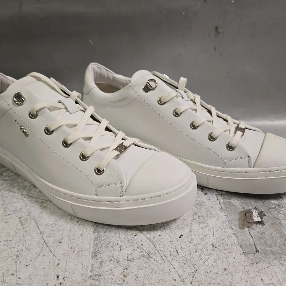 BOXED PAIR OF HINSON SHOES IN WHITE SIZE EU 44