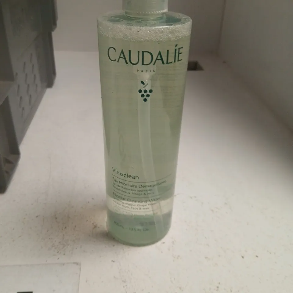 TOTE OF APPROXIMATELY 14 ASSORTED HEALTH AND BEAUTY ITEMS TO INCLUDE: CAUDALIE VINOCLEAN
