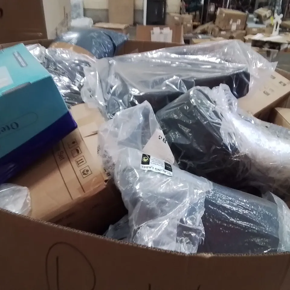 PALLET CONTAINING A LARGE QUANTITY OF PILLOWS 