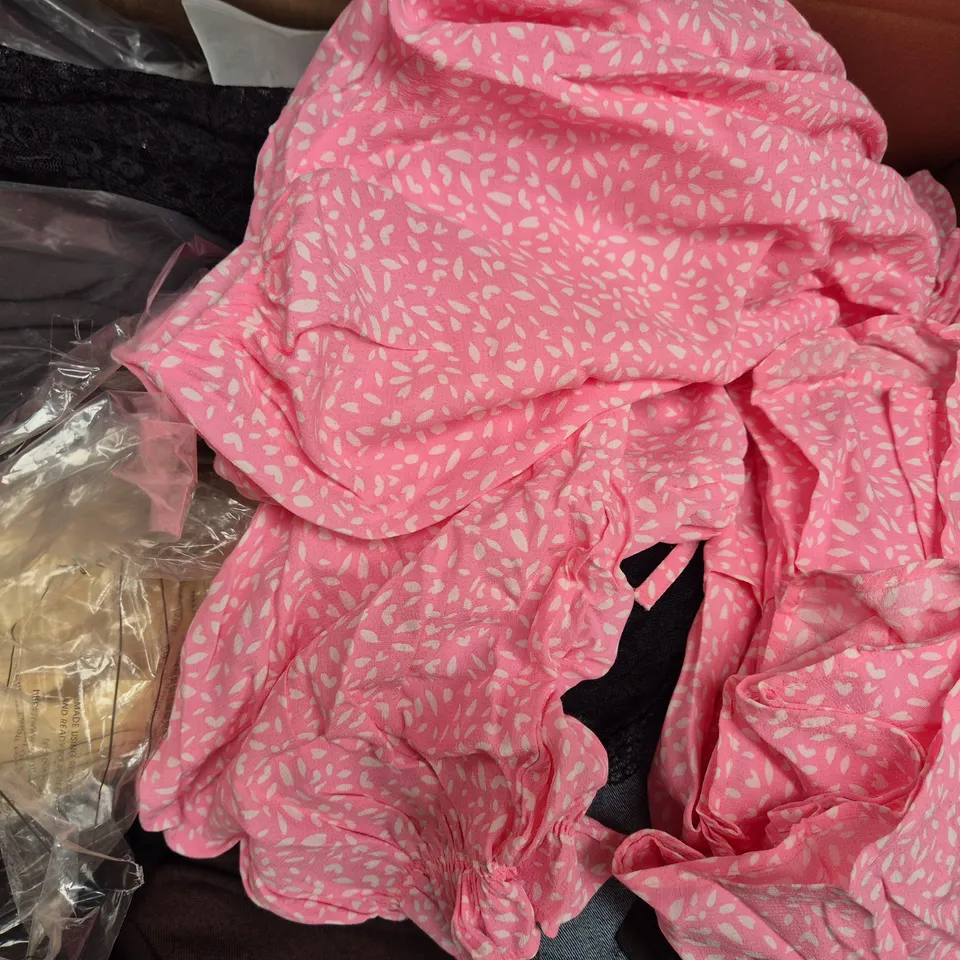 BOX OF APPROXIMATELY 20 ASSORTED CLOTHING AND FASHION ITEMS IN VARIOUS STYLES, SIZES, AND COLOURS - COLLECTION ONLY