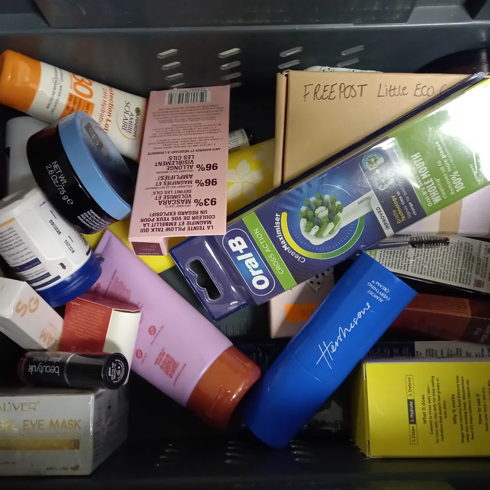 APPROXIMATELY 20 ASSORTED HEALTH AND BEAUTY PRODUCTS TO INCLUDE BONDI SANDS WATER RESISTANT LOTION, LUMIN CHARCOAL SCRUB, VASELINE COCOA RADIANT BODY OIL 