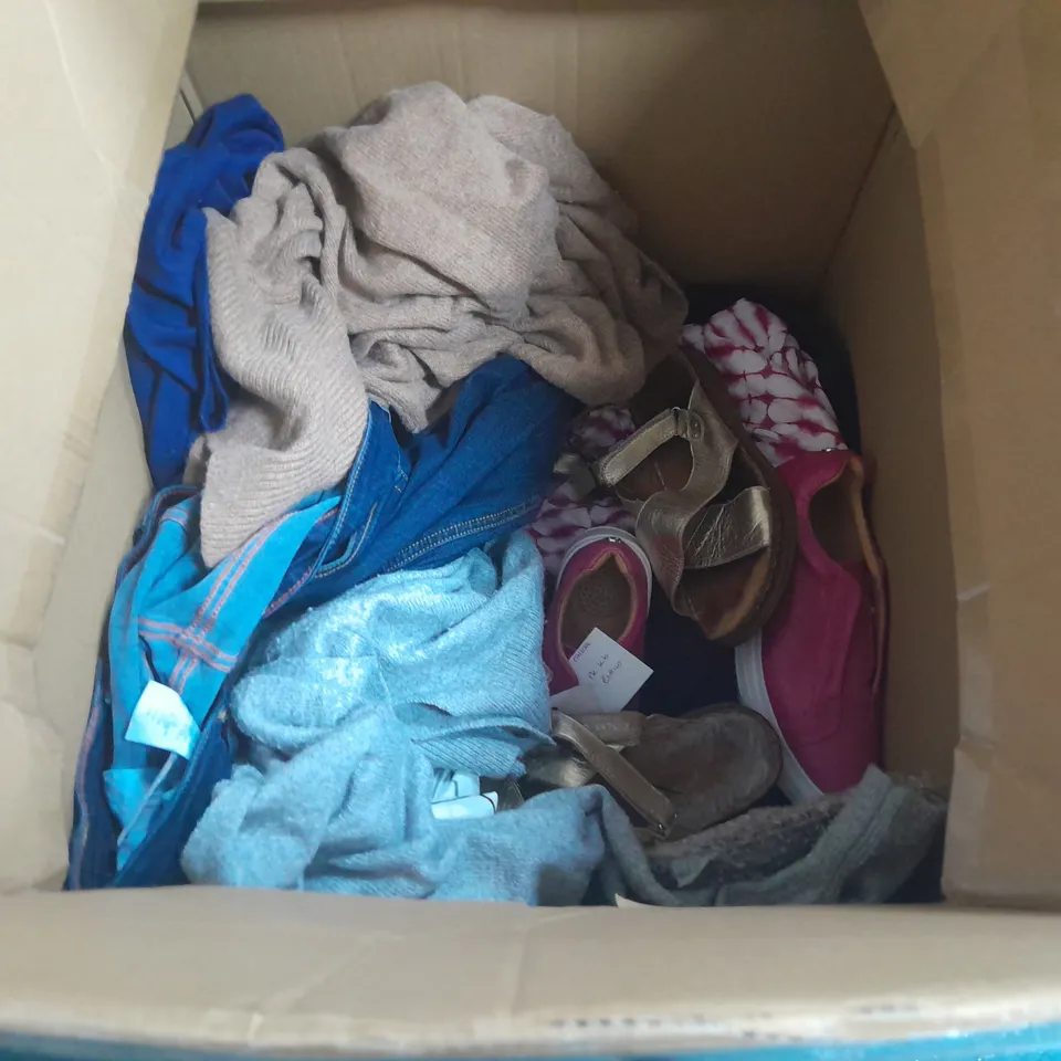 LOT OF ASSORTED CLOTHING ITEMS IN VARIOUS SIZES TO INCLUDE KIM & CO, Y.A.S AND MODA