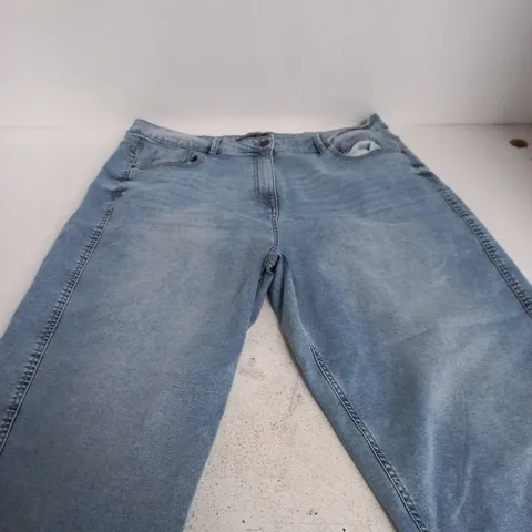 M&CO PETITE WOMEN'S JEANS β LIGHT WASH, UK 18 (EU 46, US 14)