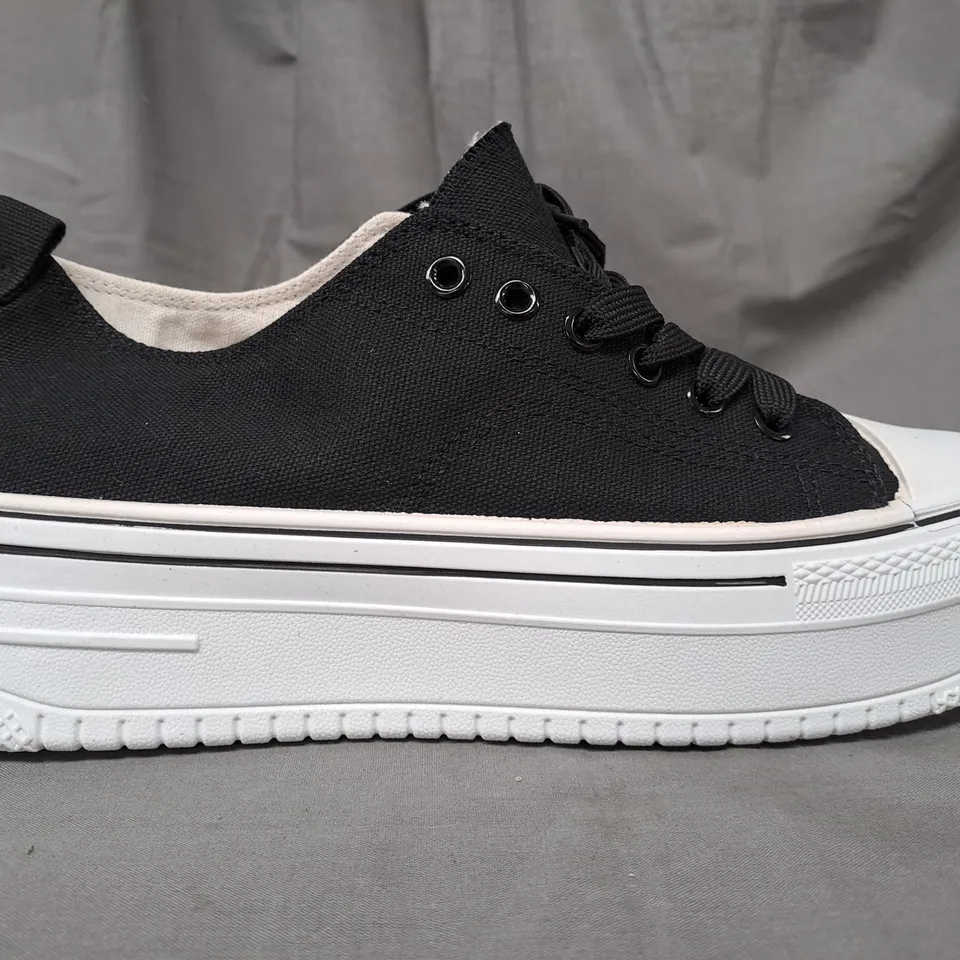 BOXED PAIR OF DESIGNER SHOES IN BLACK/WHITE EU SIZE 41