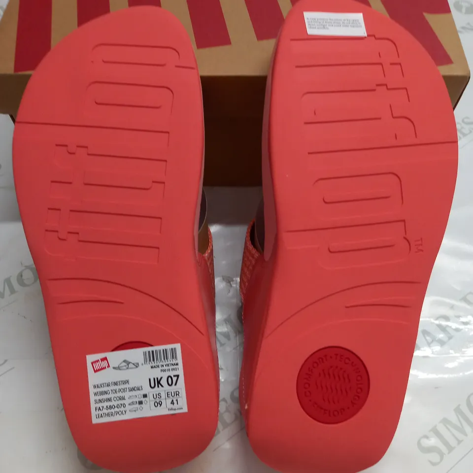 BOXED PAIR OF FITFLOPS WALKSTAR FINESTRIPE TOE-POST SANDALS IN CORAL - UK 7 