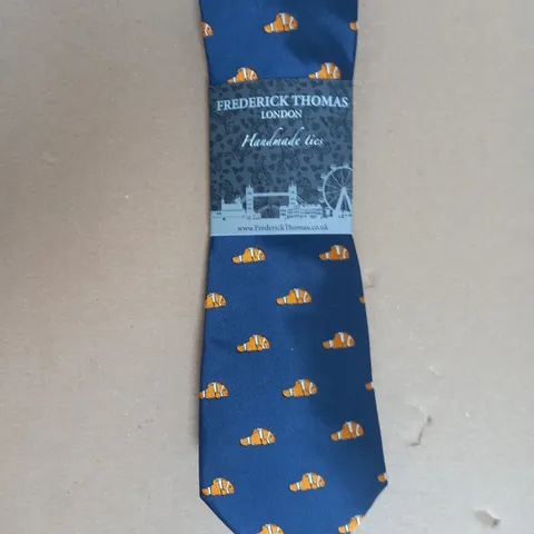 FREDERICK TH/OMAS TIE IN NAVY GOLDFISH ONE SIZE