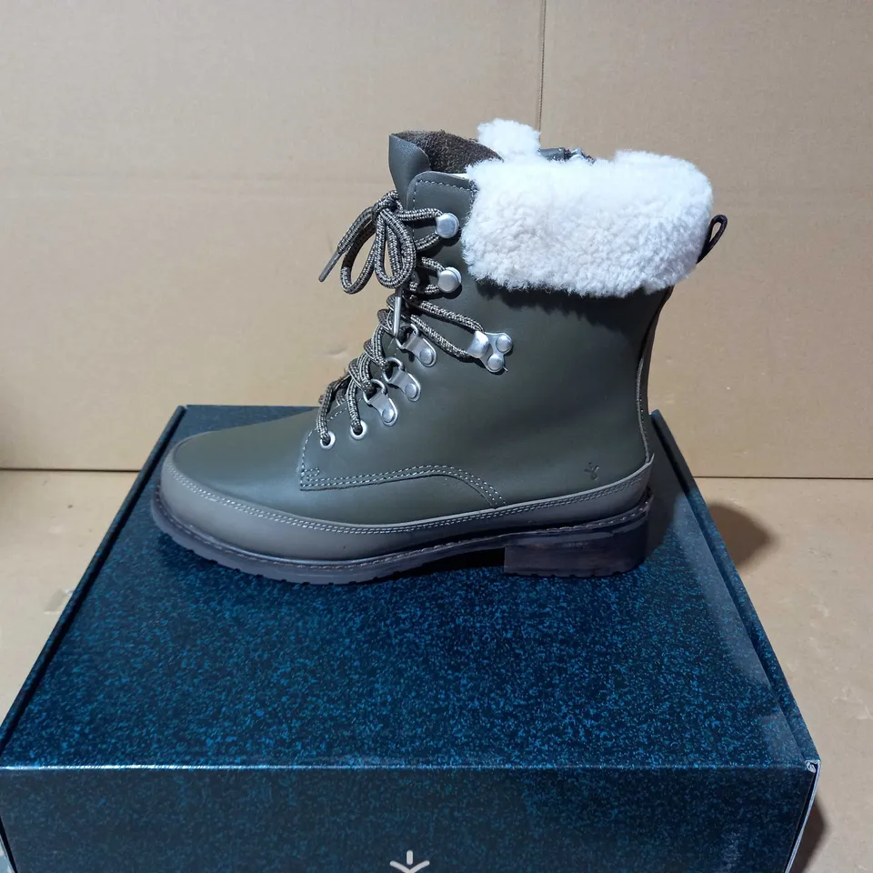 BOXED PAUR OF EMU OKAB FAUX LEATHER BOOTS IN DARK OLIVE UK SIZE 5