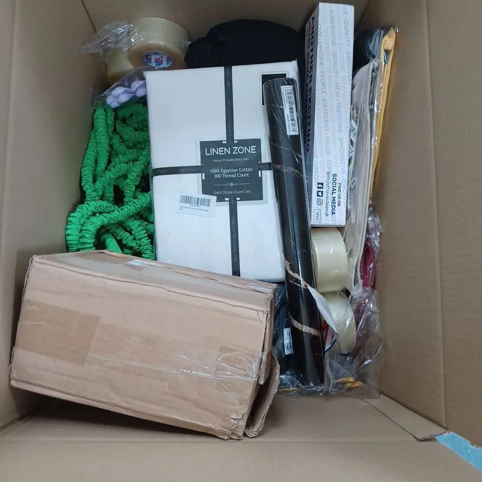 APPROXIMATELY 20 HOUSEHOLD ITEMS TO INCLUDE BEDDING, SQUEAKY DOG TOY AND DRINKING CUP