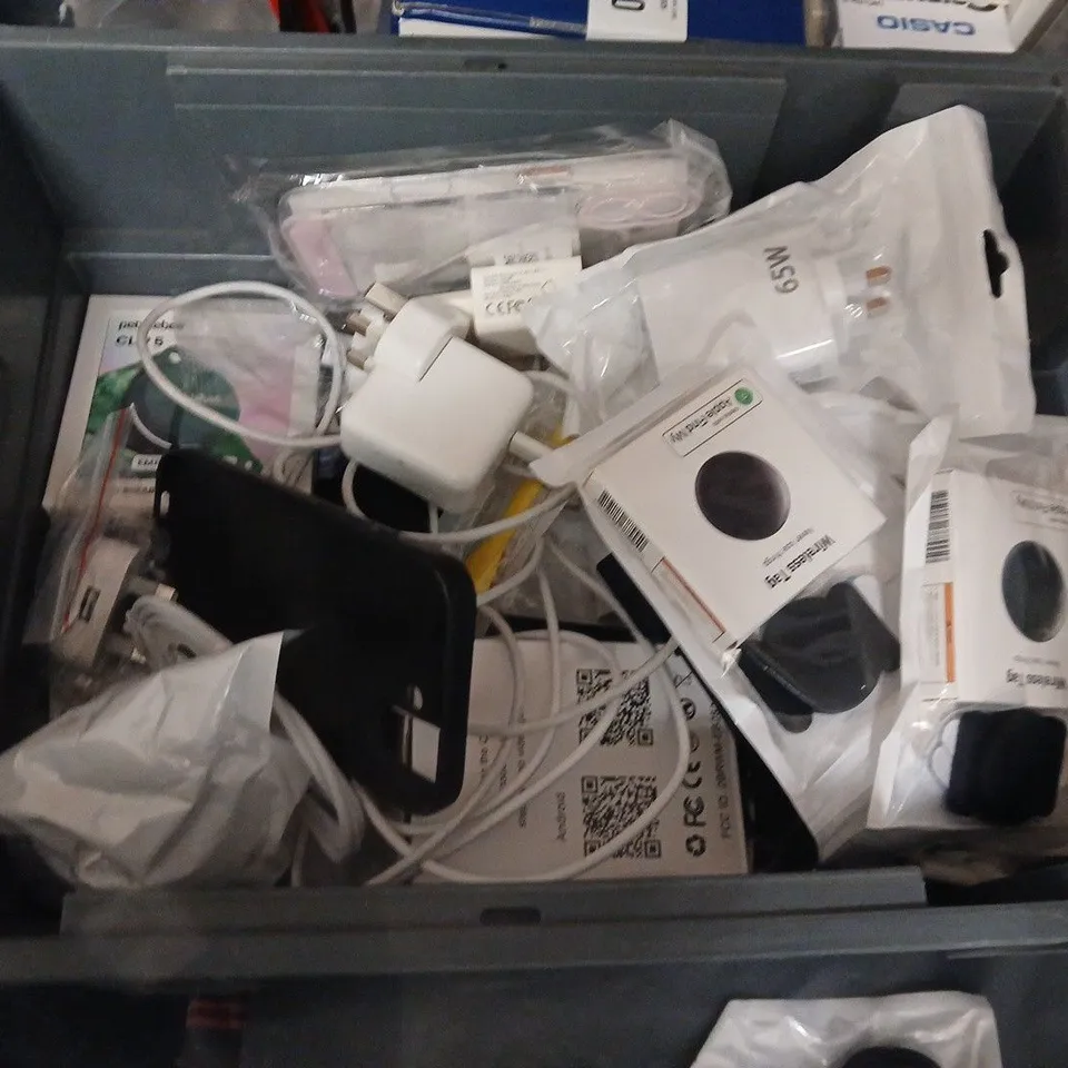 LOT OF ASSORTED MOBILE PHONE ACCESSORIES TO INCLUDE SELFIE SHOW STICK, USB-C ADAPTER AND SELFIE RING LIGHT