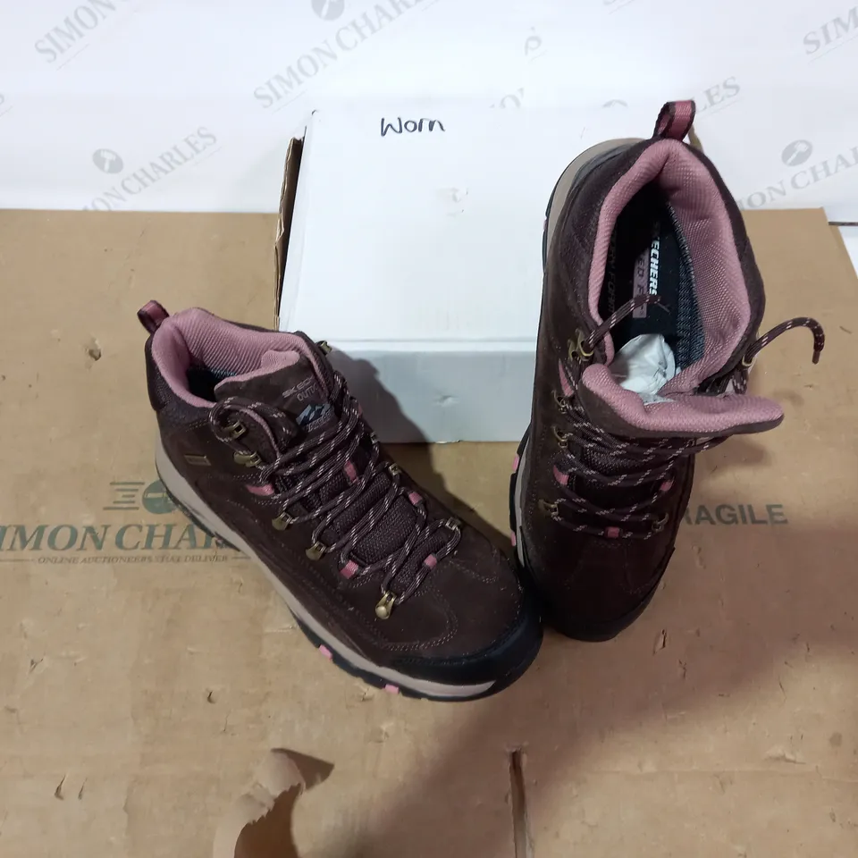 BOXED PAIR OF SKECHERS BOOTS- SIZE 8