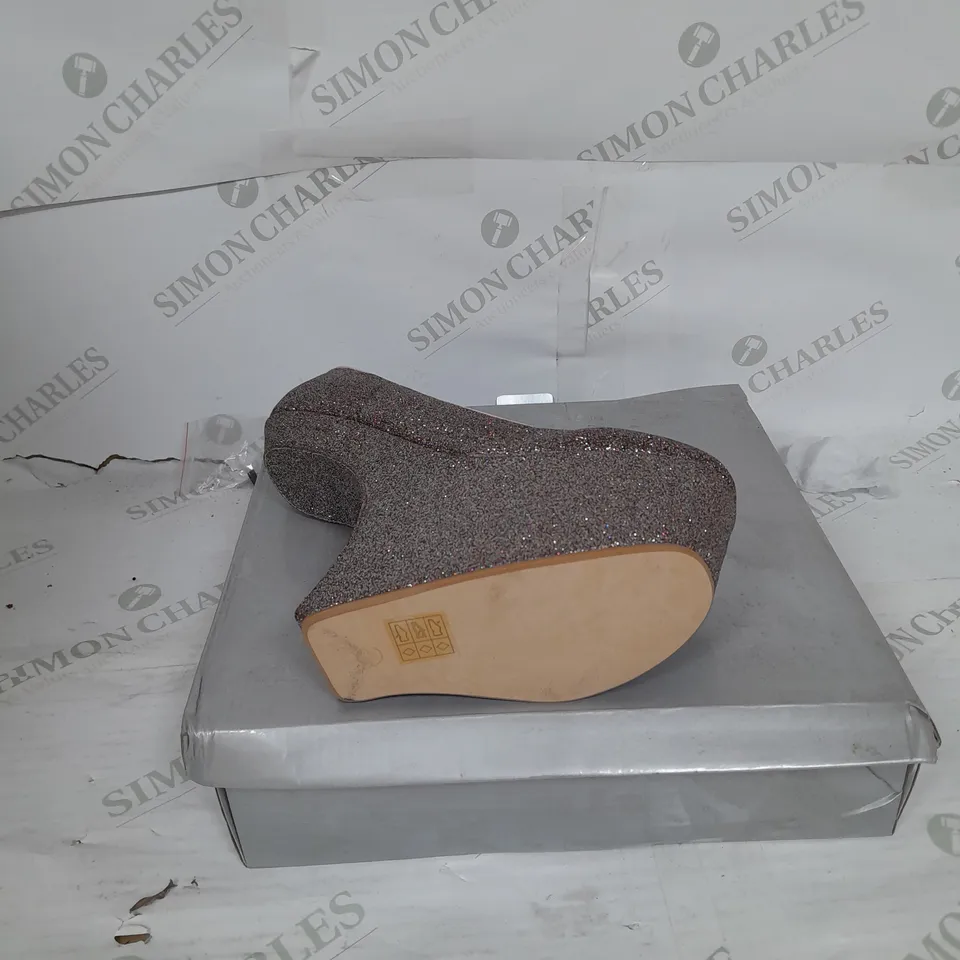 BOXED PAIR OF CASANDRA PLATFORM STRAP SHOE IN MULTI GLITTER SIZE 5