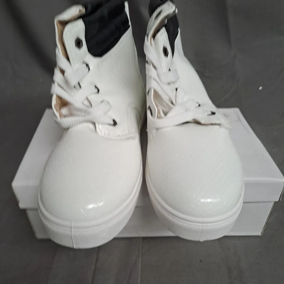 BOXED LOT OF APPROX. 14 PAIRS OF LADIES SHOES. VARIOUS SIZES, STYLES AND COLOURS